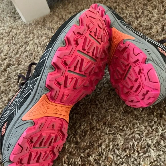 ASICS - Picture 2 of 3